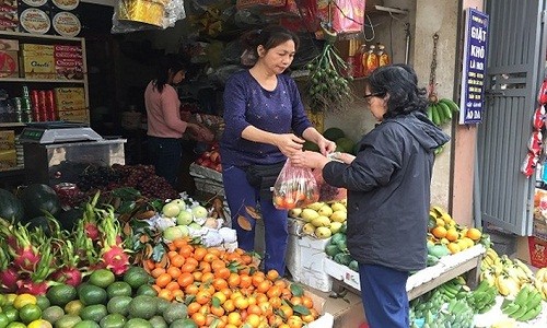 Với quan niệm "Lễ cả năm không bằng  rằm tháng Giêng", từ sáng sớm, rất nhiều người Hà Nội đã dậy sớm chuẩn bị mua đồ lễ để cúng rằm tháng Giêng. Đây là rằm đầu tiên của năm mới nên người dân mua sắm nhiều đồ cúng hơn.