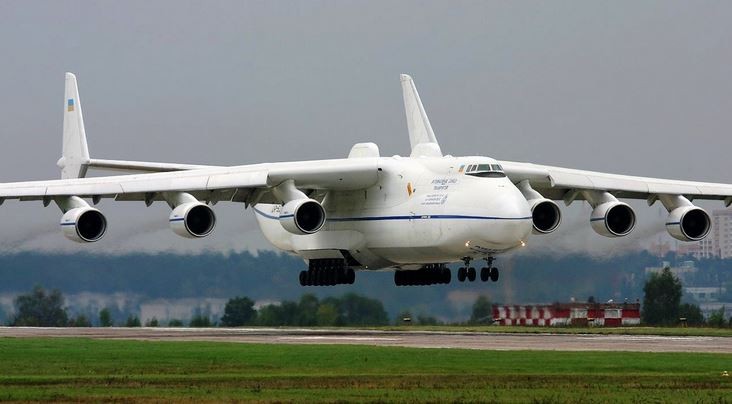 An-225 (tên đầy đủ Antonov An-225 Mriya) có tải trọng khổng lồ lên tới 640 tấn là chiếc  máy bay vận tải lớn nhất thế giới hiện nay.