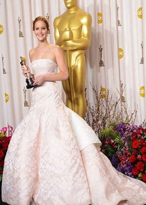 Bộ cánh đắt giá nhất trong lịch sử  trao giải Oscar thuộc về chiếc váy nhãn hiệu Dior do Jennifer Lawrence mặc trong lễ trao giải Oscar 2013 có giá 4 triệu USD (khoảng 92 tỷ đồng). J-Law cũng là một trong những diễn viên nổi tiếng nhất trong lịch sử Hollywood. Trong năm này cô cũng dành được giải nữ diễn viên chính xuất sắc nhất.