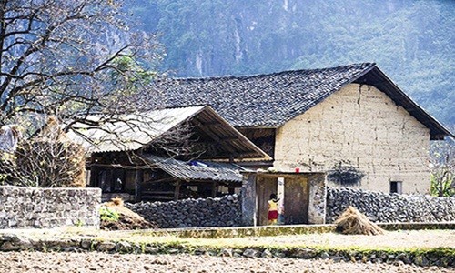 Ngược lên vùng cao nguyên đá Đồng Văn (Hà Giang), du khách không chỉ bị thu hút bởi khung cảnh thiên nhiên hùng vĩ mà còn bị lôi cuốn bởi những ngôi  nhà trình tường mang kiến trúc độc đáo của người Mông. Ảnh: NLĐ.