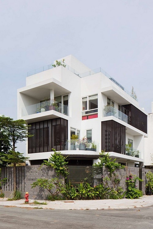 Ngôi  biệt thự mang tên "D2 Town House" tọa lạc tại khu dân cư mới thuộc ngoại ô Sài Gòn là công trình thi công của nhóm kiến trúc sư MM++ Architects.