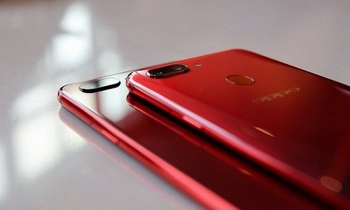 Thiết kế và chất lượng:  Oppo R15 có thiết kế ấn tượng không chỉ vì những gì bạn nhìn thấy ở mặt trước mà hình thức trông khá đẹp. Smartphone này có thiết kế khung nhôm kết hợp với mặt lưng thủy tinh tạo cảm giác tuyệt vời khi cầm trên tay cho dù vẫn chưa phải là thiết bị nhỏ gọn nhất.