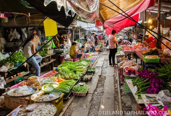 Maeklong là  khu chợ ở tỉnh Samut Songkhram, cách thủ đô Bangkok, Thái Lan 60 km về phía tây.