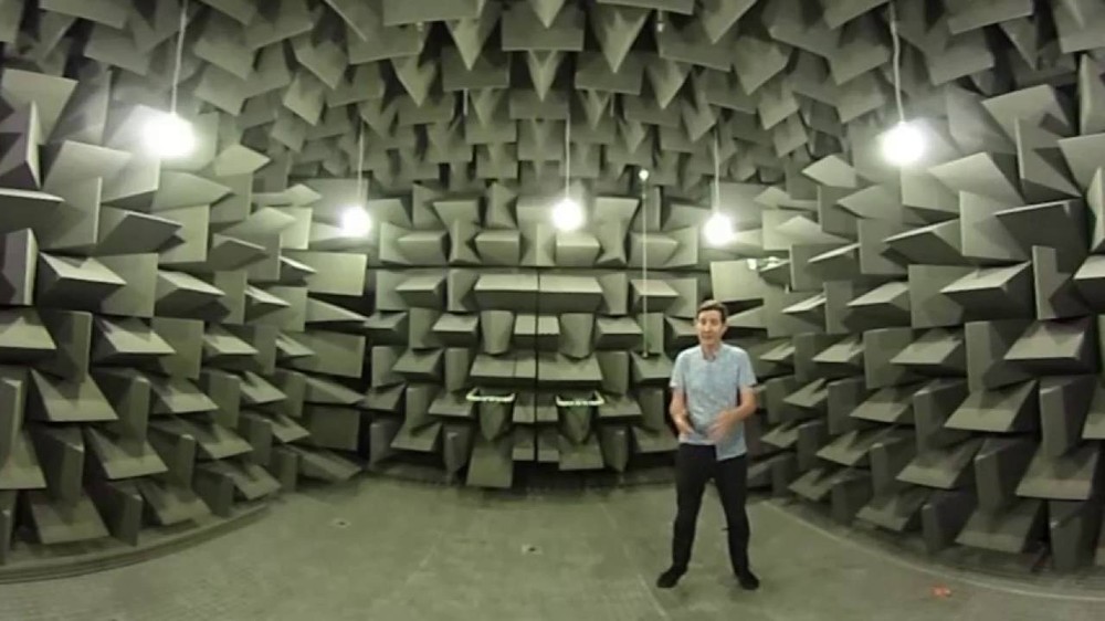 Được mệnh danh là  căn phòng yên tĩnh nhất thế giới, Anechoic Chamber trong trụ sở của Microsoft ở Redmond (Washington, Mỹ) được xây dựng năm 2015. Ảnh: Youtube.