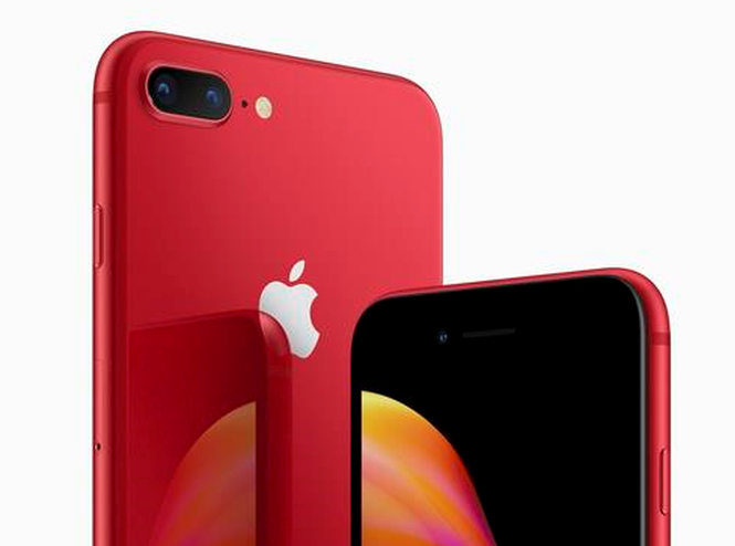 Mới đây, bộ đôi iPhone 8/8 Plus phiên bản màu đỏ chính hãng chính thức lên kệ tại Việt Nam, giá từ 21 triệu đồng. Ảnh: Cnet.