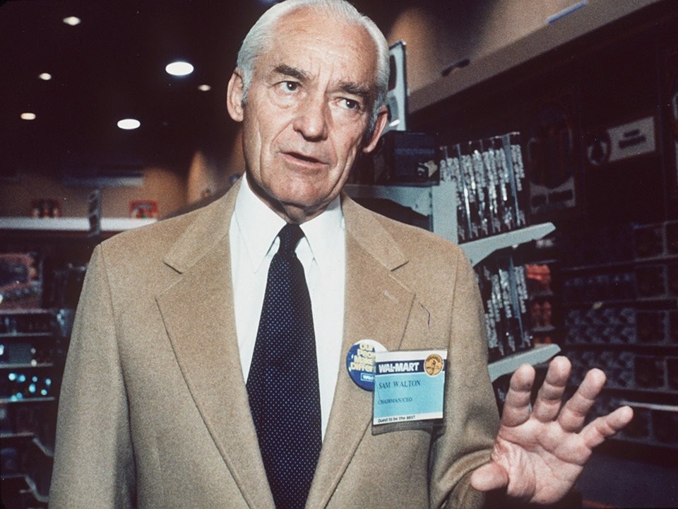 Nhà sáng lập đại gia bán lẻ Walmart - Sam Walton mở cửa hàng Walmart đầu tiên tại Arkansas vào năm 1962.