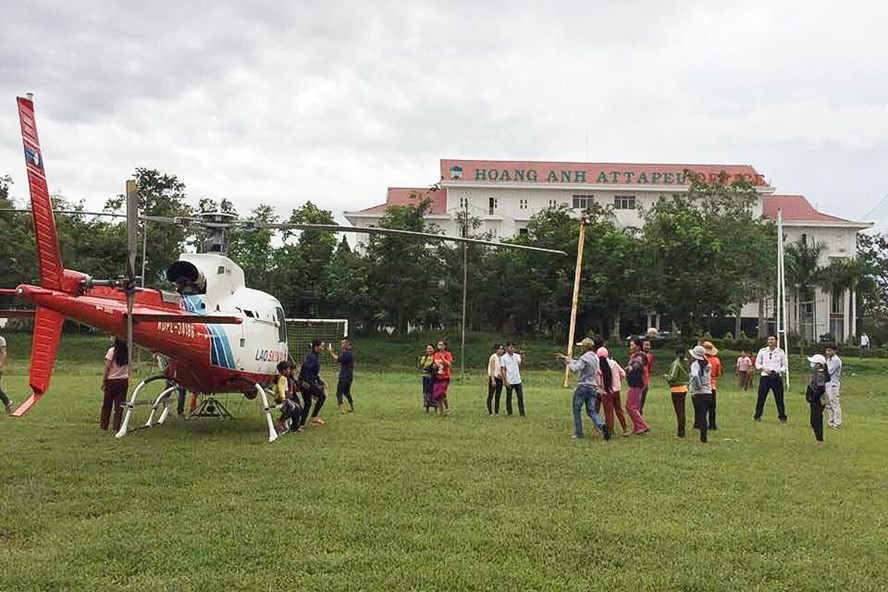 Trong vụ vỡ đập thủy điện tại Lào tối 23/7,  Tập đoàn Hoàng Anh Gia Lai của bầu Đức cũng bị ảnh hưởng. 26 công nhân Hoàng Anh Gia Lai bị mắt kẹt đã được trực thăng của doanh nghiệp giải cứu an toàn trong tình trạng sức khỏe tốt chiều 25/7. Ảnh: HAGL Group.