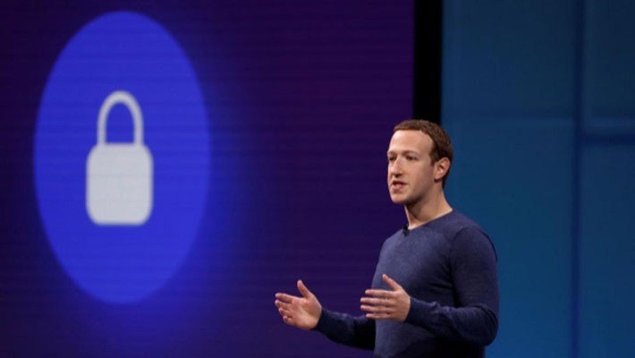 Theo hãng tin Reuters, ngày 27/7,  Facebook và Giám đốc điều hành (CEO) Mark Zuckerberg bị kiện sau khi cổ phiếu mạng xã hội này giảm hơn 23% sau phiên 26/7, bốc hơi 130 tỷ USD vốn hóa trong vòng 2 giờ. Ảnh: Reuters.