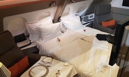 Theo bình chọn của Skytrax, Singapore Airlines là  hãng hàng không tốt nhất thế giới năm 2018. Bên trong khoang hạng nhất của Singapore Airlines có giường đôi cho khách.