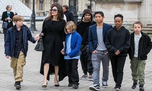 Brad Pitt nói rõ số tiền đã trả cho Angelina Jolie để chu cấp nuôi con