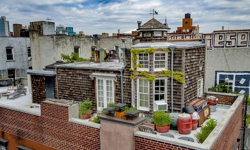 Nằm trên nóc một tòa chung cư ở quận Manhattan (New York, Mỹ),  ngôi nhà xây từ năm 1868 này được rao bán với giá 3,5 triệu USD (tương đương 81,5 tỷ đồng).