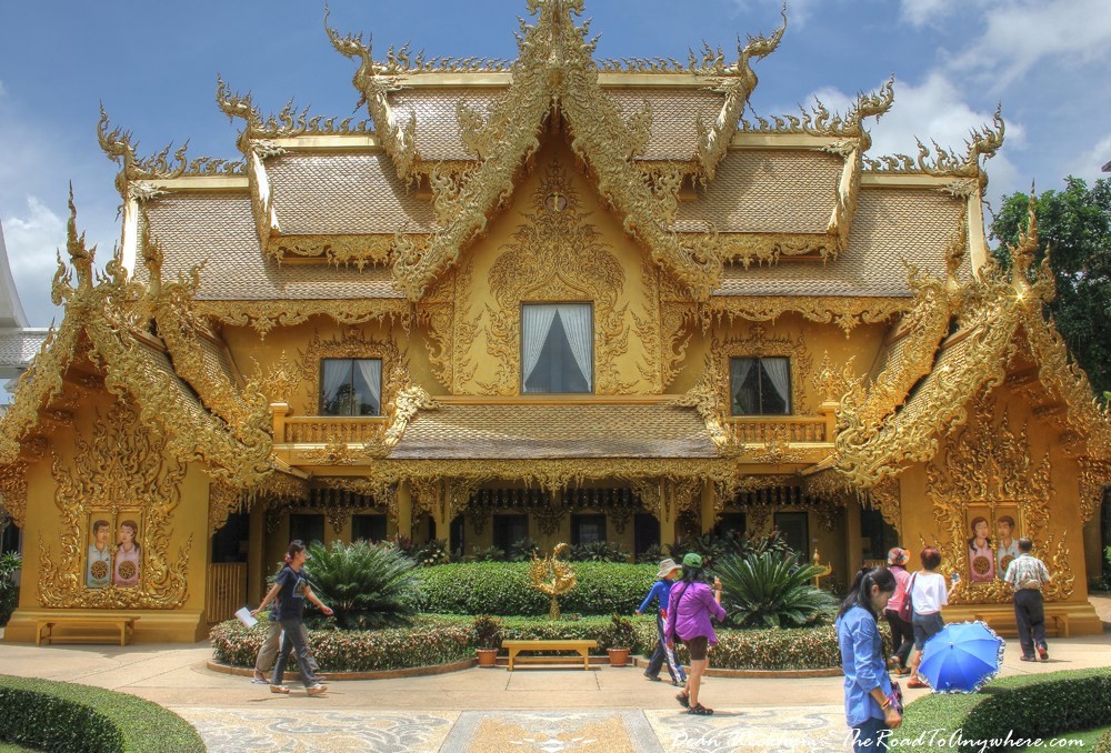 Trong khuôn viên ngôi chùa trắng Wat Rong Khun ở Chiang Rai (Thái Lan) có một nhà vệ sinh công cộng nổi bật được nhiều du khách chú ý. Ảnh: Theroadtoanywhere.