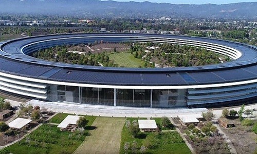 Trụ sở "phi thuyền" của Apple đặt tại Cupertino, California, Mỹ là nơi làm việc của 12.000 nhân viên.