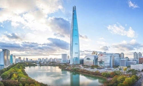 Tòa tháp Lotte World Tower (Seoul, Hàn Quốc) là siêu  cao ốc 123 tầng cao nhất Hàn Quốc với 556 mét. Tòa tháp lấy ý tưởng thiết kế là hình nón thon dài, uốn nhẹ hai bên.