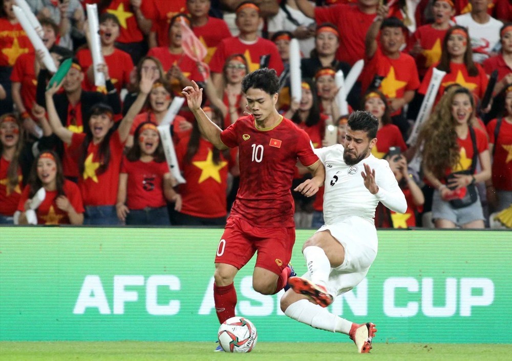 Trước khi trận tứ kết Asian Cup 2019 giữa  đội tuyển Việt Nam và Nhật Bản diễn ra, rất nhiều mặt hàng cổ vũ được bày bán và cực hút khách. Ảnh: Lao động.