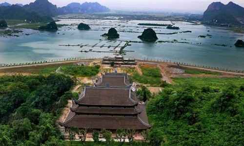 Mặc dù xung quanh công trường  chùa Tam Chúc (tỉnh Hà Nam) còn ngổn ngang, trơn trượt nhưng những ngày đầu xuân nhiều người dân vẫn kéo nhau đến du xuân, thăm viếng. Ảnh: Lao động.