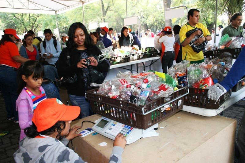 Mexico có một phiên chợ độc đáo, nơi người dân có thể đổi rác (tái chế được) lấy thực phẩm mang tên Mercado de Trueque.