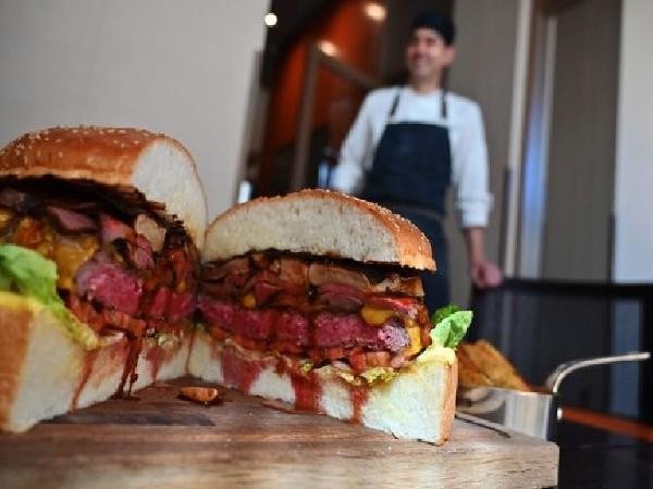 Mới đây, nhà hàng Oak Door bên trong khách sạn Grand Hyatt (ở Tokyo) bắt đầu bán chiếc bánh burger kẹp thịt bò hảo hạng.