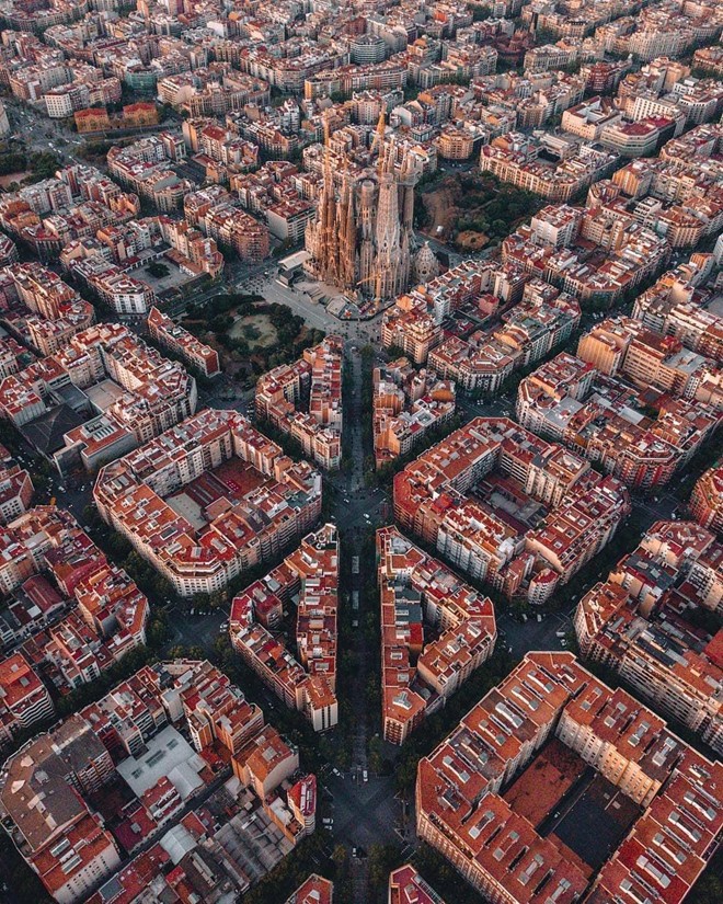  Barcelona là thành phố lớn thứ 2 Tây Ban Nha, chạy dọc theo bờ Địa Trung Hải với dân số khoảng 1,6 triệu dân. Kiến trúc và quy hoạch đô thị của thành phố này là độc nhất vô nhị. Ảnh: City best view Instagram.