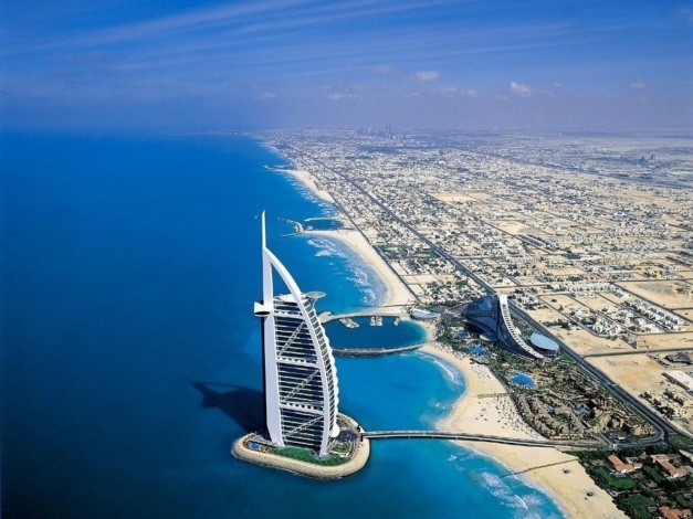 Tọa lạc tại thành phố Dubai, Burj al-Arab được xem như khách sạn 7 sao đầu tiên trên thế giới. Tòa nhà thiết kế hình cánh buồn, nằm kiêu sa cạnh bở biển thơ mộng.