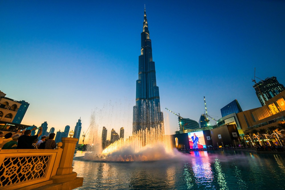 Cao gấp 3 lần tháp Eiffel, tòa nhà chọc trời cao nhất thế giới ở Dubai Burj Khalifa bao gồm 200 tầng và trị giá 1,5 tỷ USD. Burj Khalifa còn sở hữu tầng quan sát cao nhất thế giới.