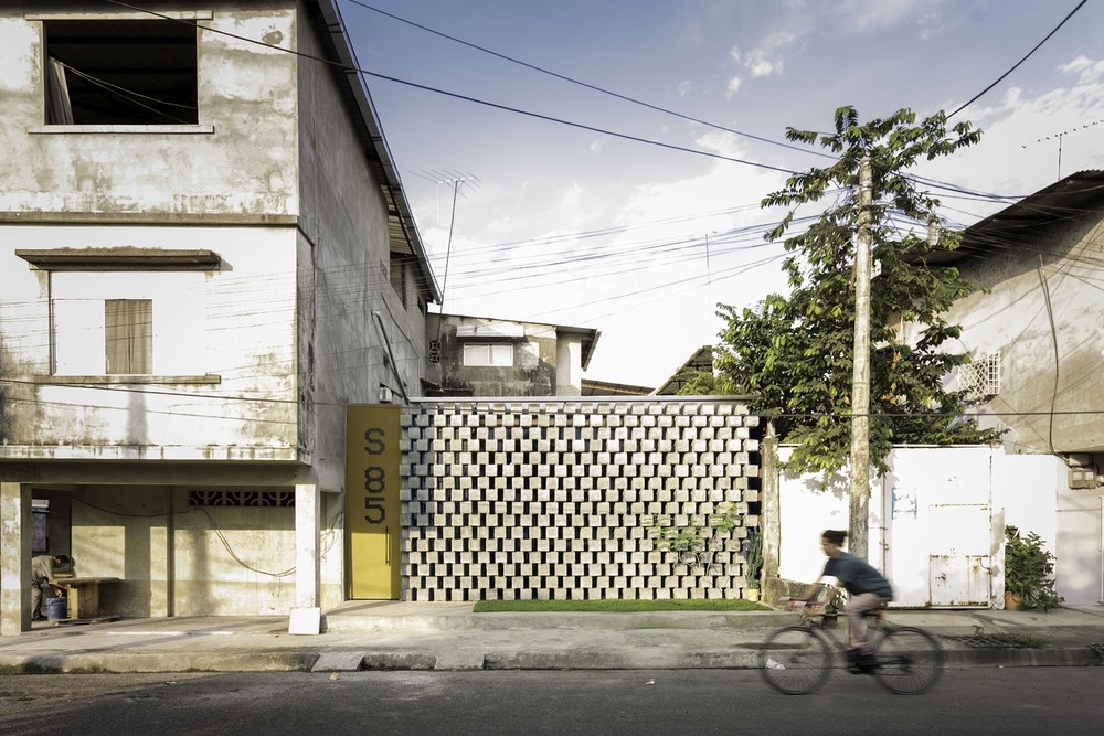 Nằm trên khu đất 7x10m ở Babahoyo (Ecuador), House Between Blocks là  ngôi nhà 1 tầng xây bằng những khối bê tông thô mộc.