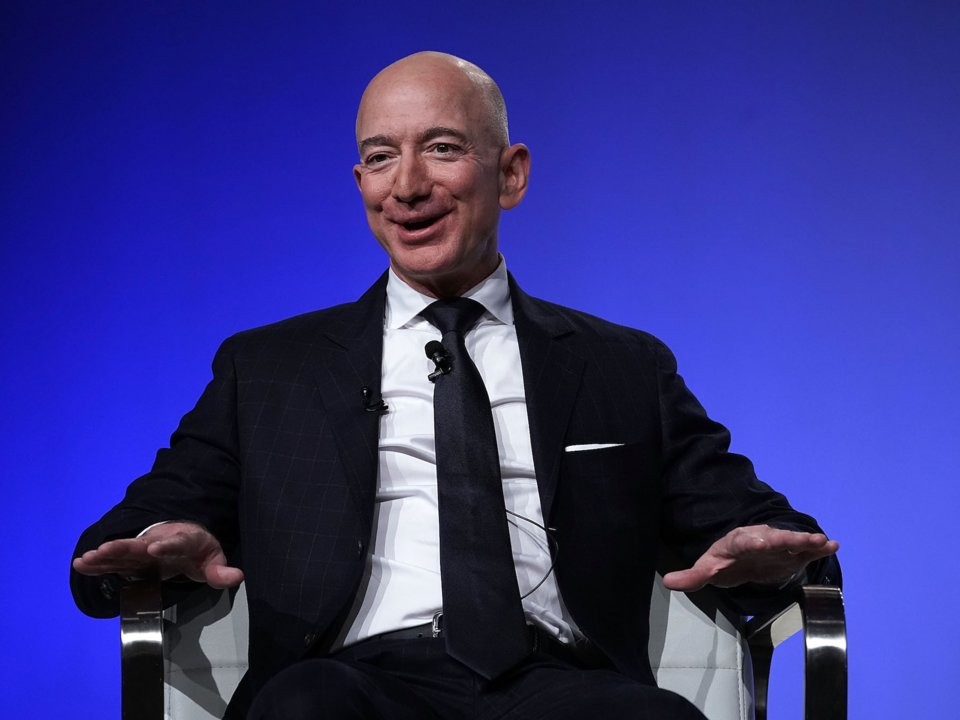 Trong danh sách  tỷ phú giàu nhất thế giới của Forbes, Jeff Bezos đứng đầu với khối tài sản khoảng 121 tỷ USD. Jeff Bezos là người sáng lập, Chủ tịch kiêm CEO của Amazon.