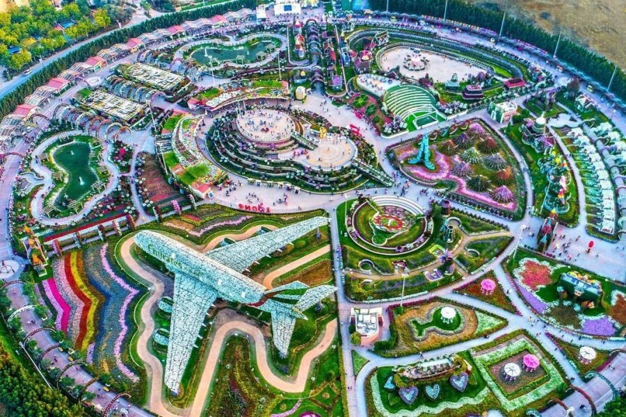 Dubai Miracle Garden (Khu vườn diệu kỳ của Dubai) là khu  vườn hoa tự nhiên nằm ngay giữa sa mạc có quy mô lớn nhất thế giới, với diện tích 72.000m2.