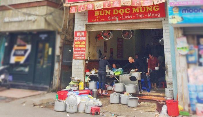 Quán bún dọc mùng của bà Thảo trên phố Ngô Sĩ Liên được biết đến với tên " bún chửi". Thế nhưng, quán lúc nào cũng nườm nượp khách.