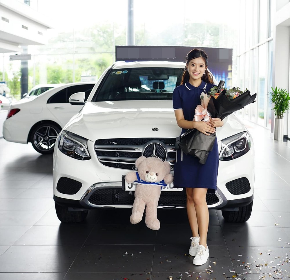 Mới đây,  Hoàng Yến Chibi tậu xế hộp thuộc dòng Mercedes đời mới nhất, có giá gần 2 tỷ đồng. Ảnh: Dân Việt.