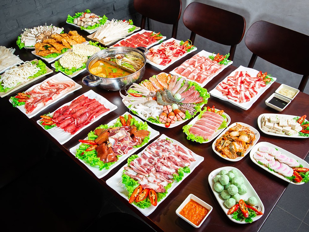 Để tận dụng triệt để bữa  buffet, bạn nên để bụng đói trước khi ăn. Nếu ăn vào buổi tối, chỉ cần ăn nhẹ các món như salad thay vì một bữa ăn đầy đủ vào bữa trưa.