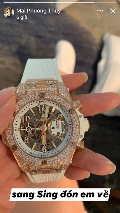 Mới đây,  Mai Phương Thúy lại khoe tậu được chiếc đồng hồ hàng hiệu Hublot khi lặn lội sang tận Singapore để mua. Ảnh: Dân Việt.