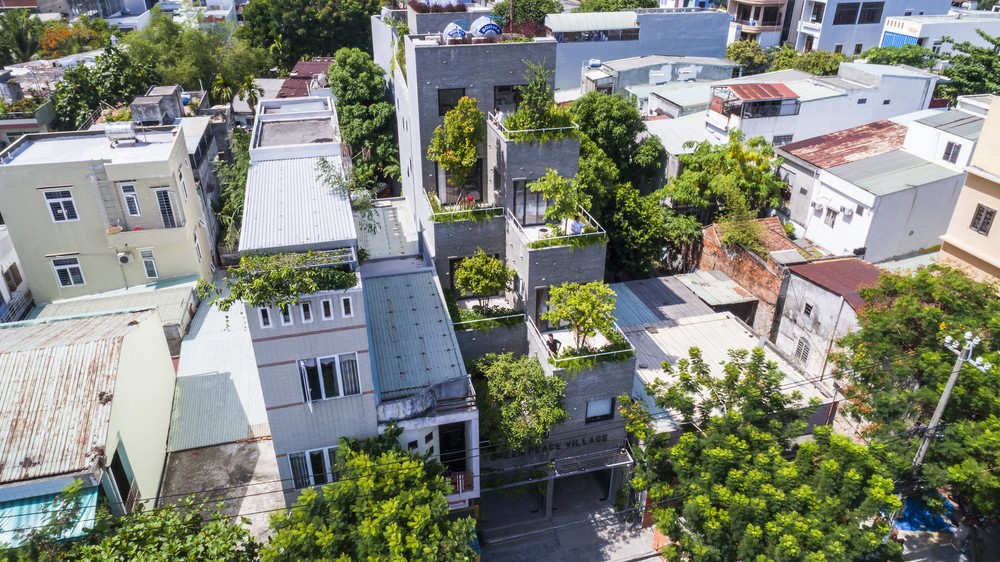 Nằm tại khu đô thị ở Sơn Trà (thành phố Đà Nẵng), Green Peace Village giống như bao  ngôi nhà khác, đều được xây dựng trên lô đất hình chữ nhật chia sẵn.