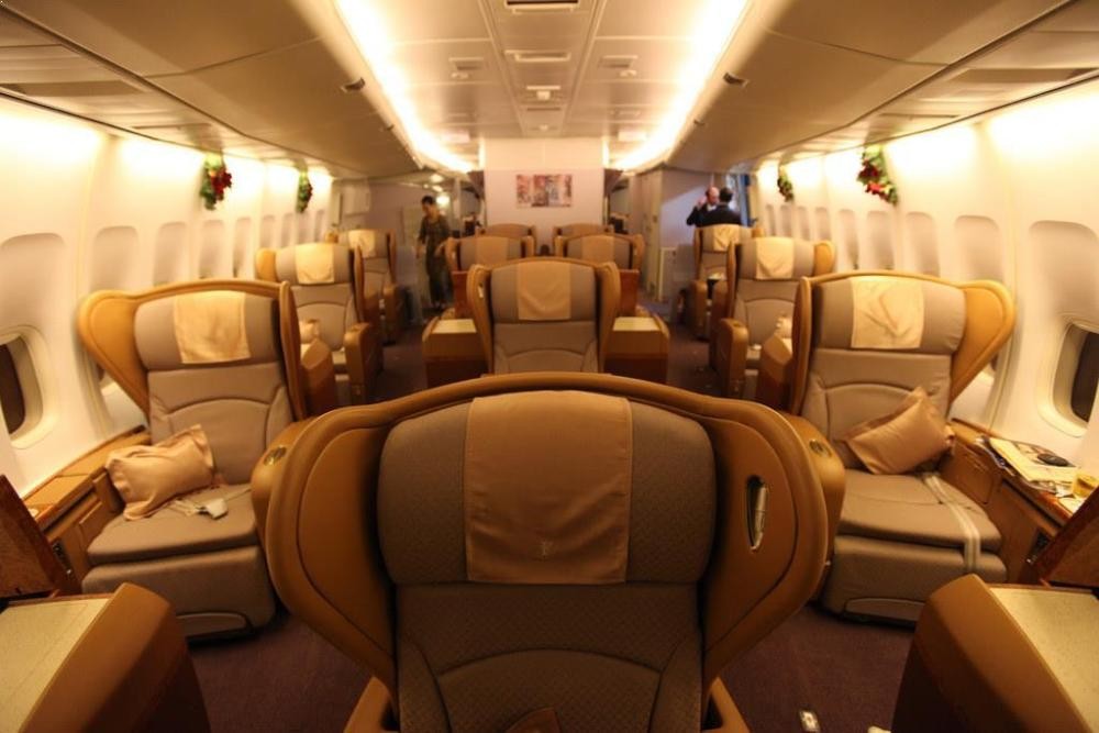 Nhiều năm liền, Singapore Airlines được bình chọn là  hãng hàng không tốt nhất thế giới. Hành khách hạng thương gia của hãng hàng không này được phục vụ nhiều tiện ích như quán bar, spa, đồ ăn...