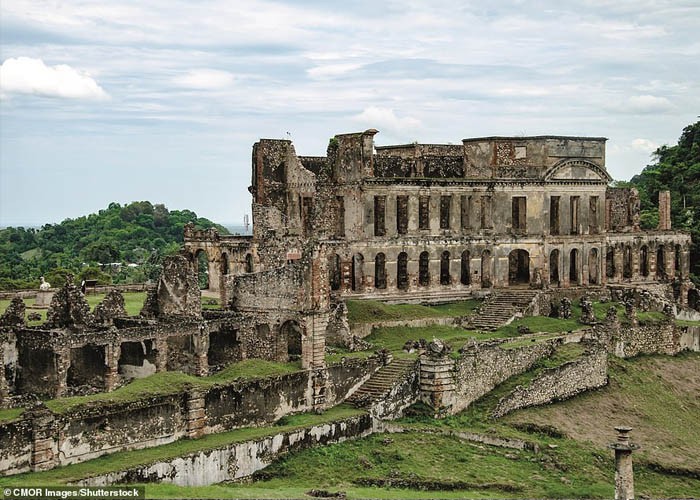  Cung điện Sans Souci (Milot, Haiti) được xây dựng bởi vua Henri Cristophe trong giai đoạn trị vì từ năm 1811 đến 1820. Sau khi ông mất, cung điện hư hại nặng nề sau trận động đất năm 1842 và bị bỏ hoang đến tận bây giờ.