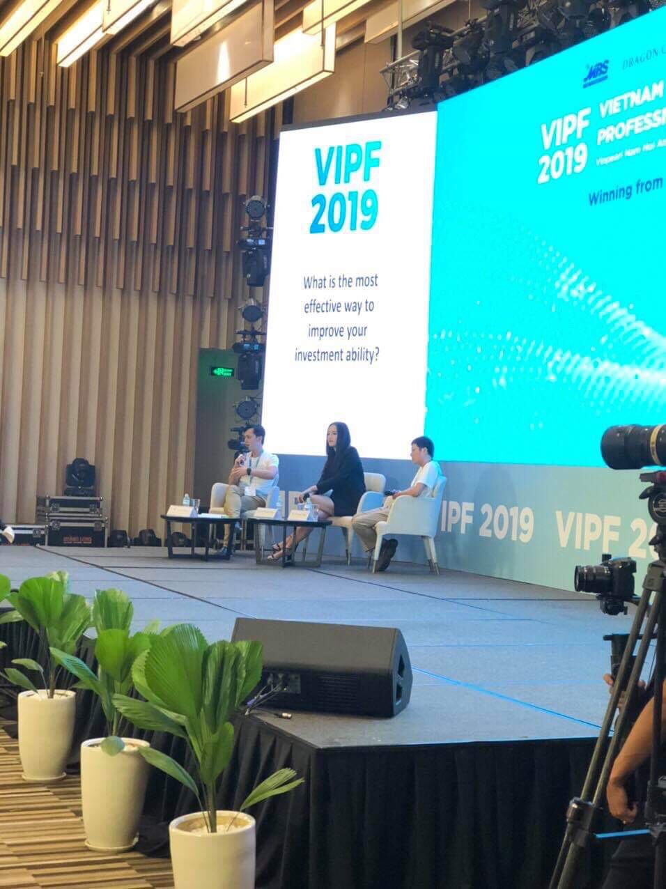 Tại Diễn đàn Đầu tư Việt Nam - Vietnam Investment Professionals Forum (VIPF) năm 2019 mới đây,  Hoa hậu Mai Phương Thúy có những chia sẻ về cách hiệu quả nhất để phát triển khả năng đầu tư. Ảnh: Vietnambiz.