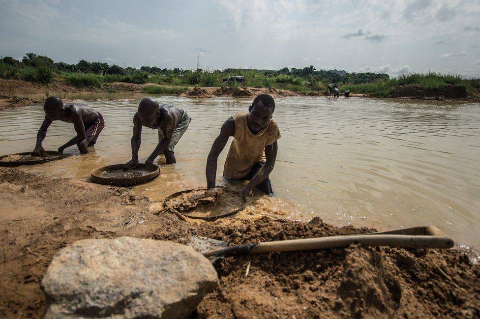 Sierra Leone là một quốc giá ở châu Phi nổi tiếng với các mỏ  kim cương. Bên cạnh các công ty, những người dân nghèo ở nơi đây “săn” kim cương bằng cách múc bùn dưới đáy sông.