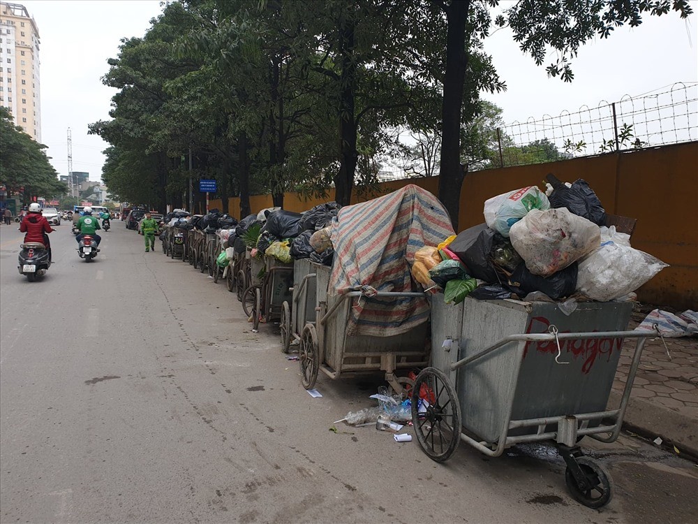 Trước sự việc một số người dân chặn xe vận chuyển rác vào Khu liên hiệp xử lý chất thải Nam Sơn (huyện Sóc Sơn), Ban Duy tu các công trình hạ tầng kỹ thuật đô thị (Sở Xây dựng) Hà Nội đã ban hành Thông báo Kế hoạch điều chỉnh phân luồng vận chuyển  rác thải tạm thời. Ảnh: Phạm Đông