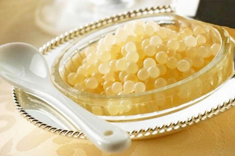 Trứng cá muối Almas Caviar (làm từ trứng cá tầm) là một trong những loại  thực phẩm xa xỉ nhất thế giới. Một hộp trứng cá muối Almas Caviar có giá khoảng 25.000USD (~560 triệu đồng).