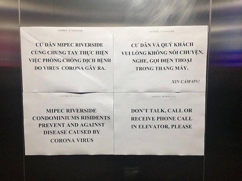 Tại bảng thông báo của các chung cư đều có bảng tin thông báo về bệnh viêm phổi cấp do  virus Corona và những khuyến cáo cần thiết giúp cư dân có cách phòng tránh tốt nhất. Ảnh: Vietnamnet.