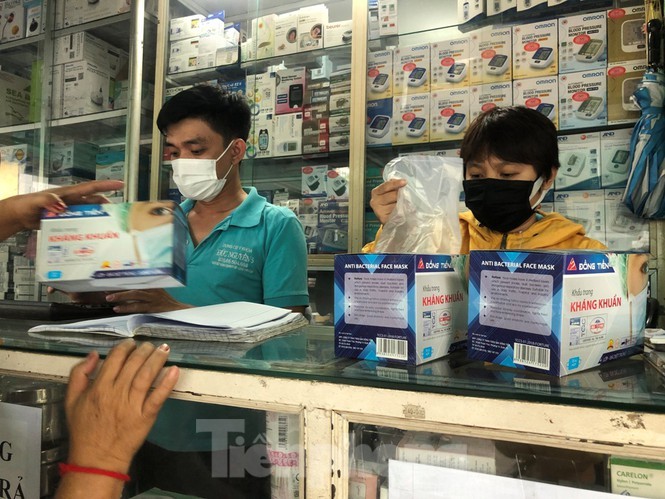 Trước diễn biến phức tạp của dịch bệnh do  virus corona gây ra, thị trường khẩu trang tại Hà Nội và nhiều nơi khác luôn trong tình trạng "cháy hàng". Ảnh: Tiền phong.