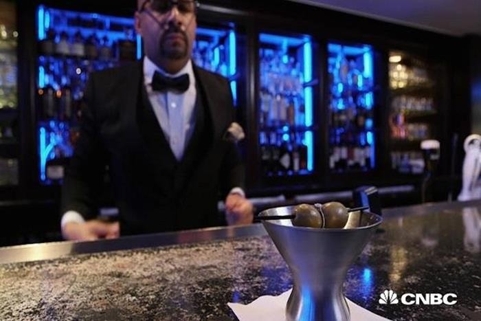 Ly cocktail của khách sạn Blue Bar (Los Angeles, Mỹ) là món quà được nhiều người siêu giàu lựa chọn để tạo bất ngờ cho người thân nhân  ngày Valentine.