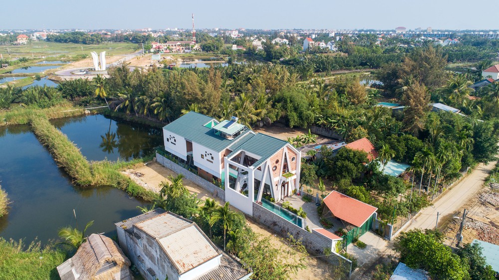 Tọa lạc tại thành phố Hội An (Quảng Nam), căn  biệt thự lấy cảm hứng từ những giá trị văn hóa bản địa và hài hòa cùng môi trường cảnh quan tự nhiên tại địa phương.