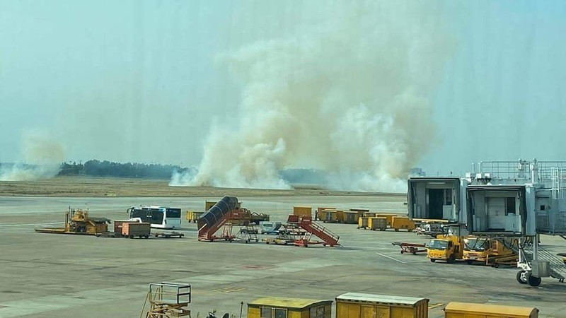 Khoảng 16h30 ngày 18/3, tàu bay  Airbus A321 số hiệu VN-A392 của Vietnam Airlines đang di chuyển trên đường băng, chuẩn bị cất cánh tại sân bay Tân Sơn Nhất thì gặp vấn đề kỹ thuật về lốp máy bay. Ảnh: Lao động.