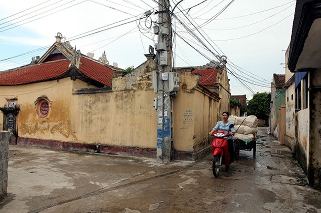 Nằm tại một vùng nông thôn, nhưng khi bước chân vào ngôi làng này, ai cũng phải choáng với số lượng các căn nhà bề thế.