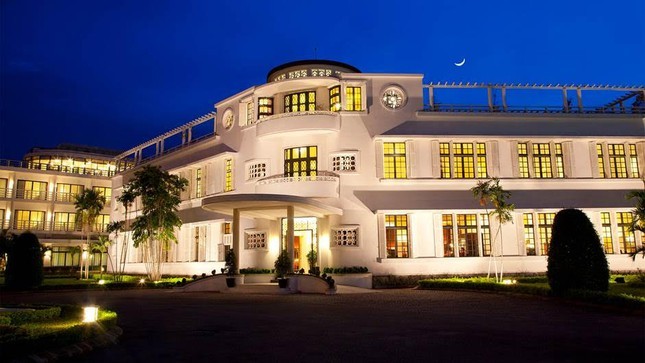 Đó là các khách sạn: Azerai La Residence tại Huế (thứ 9), Sofitel Legend Metropole Hà Nội (thứ 11), JW Marriott Hotel Hà Nội (thứ 13) và InterContinental Hà Nội Landmark72 (thứ 15). Ảnh: Booking.