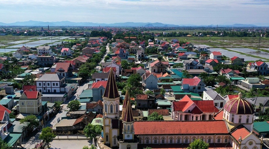 Trước đây, người dân Đô Thành bén duyên với nghề buôn gỗ, làm mộc. Tuy nhiên, đến đầu thập niên 90, khi nghề mộc lao dốc, họ tìm ra được cách làm ăn mới... là xuất ngoại tại các nước châu Âu, châu Á hay sang Lào. Ảnh: Zing.