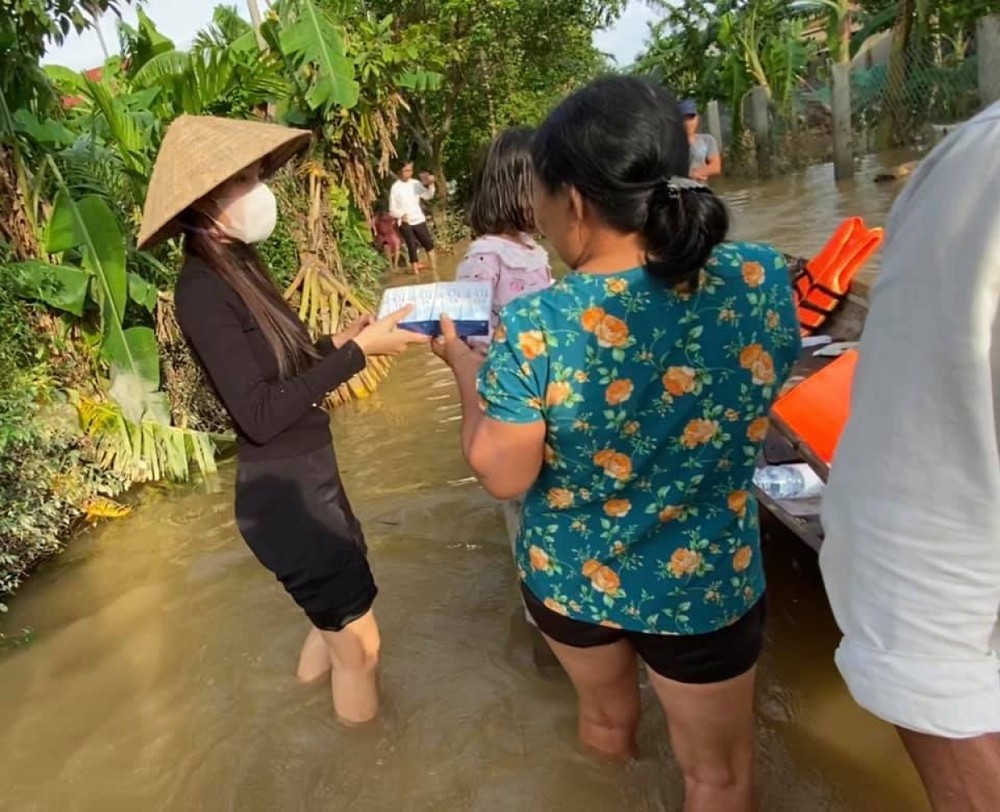 Những ngày qua, hình ảnh ca sĩ  Thủy Tiên cùng với ê kíp kêu gọi ủng hộ giúp người dân vùng lũ đã được đông đảo mọi người hưởng ứng.