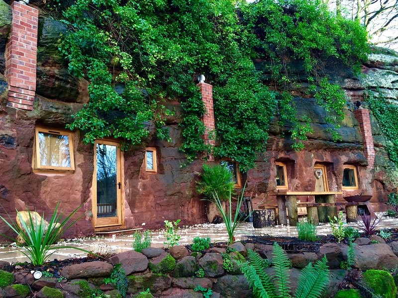 The Rockhouse Retreat, Worcester (Anh) là  ngôi nhà điêu khắc bằng tay từ đá sa thạch 800 năm tuổi.