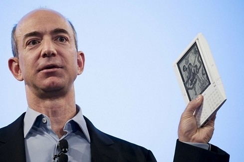  Tỷ phú giàu nhất hành tinh - Jeff Bezos được cho là đã bỏ tiền túi 42 triệu USD tài trợ một dự án đặt chiếc đồng hồ nặng hơn 9 tấn vào trong một ngọn núi ở Texas (Mỹ). Đồng hồ này dự kiến chạy được trong 10.000 năm.